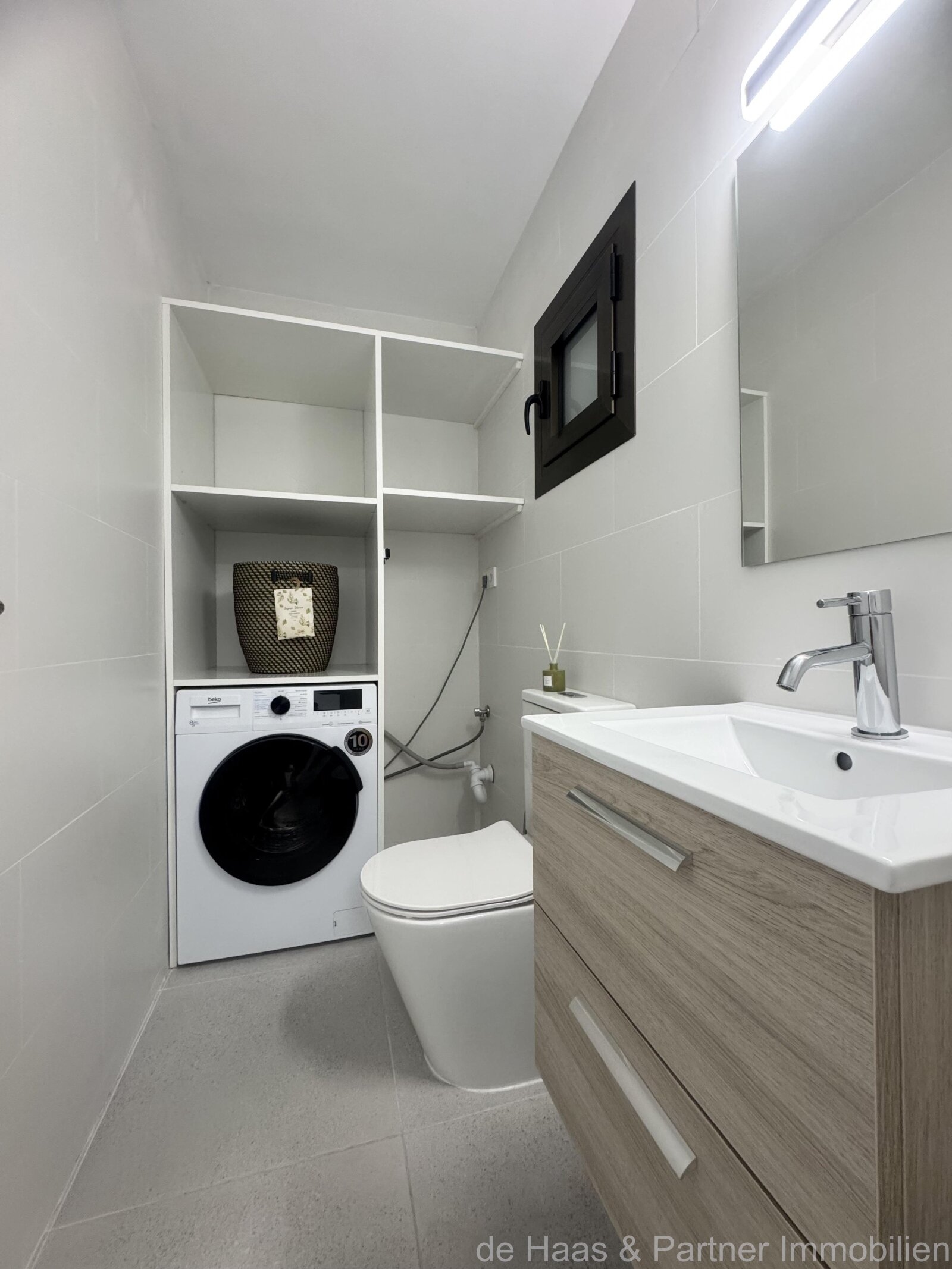 Modernes Apartment mit kleinen Meerblick