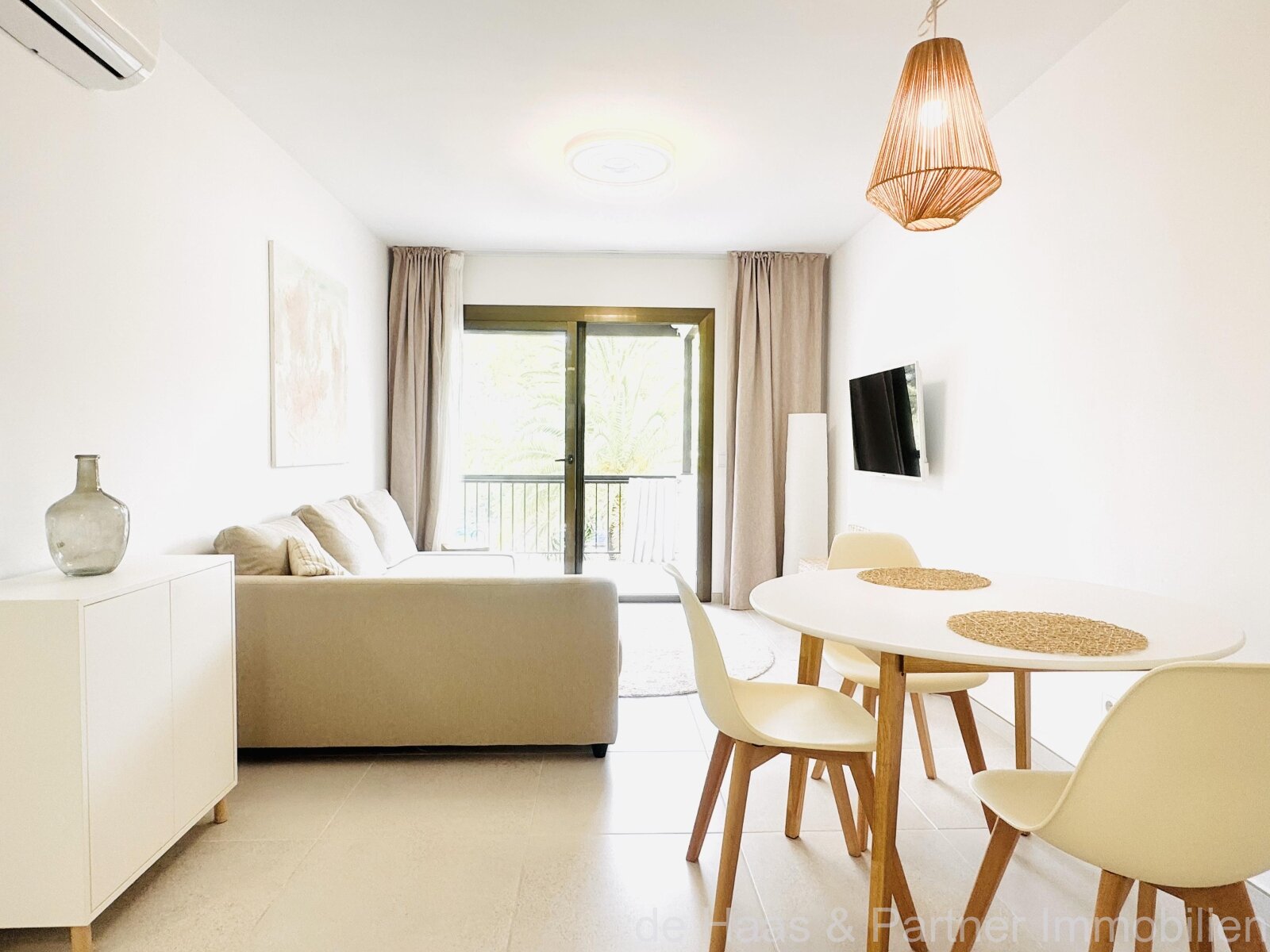 Modernes Apartment mit kleinen Meerblick