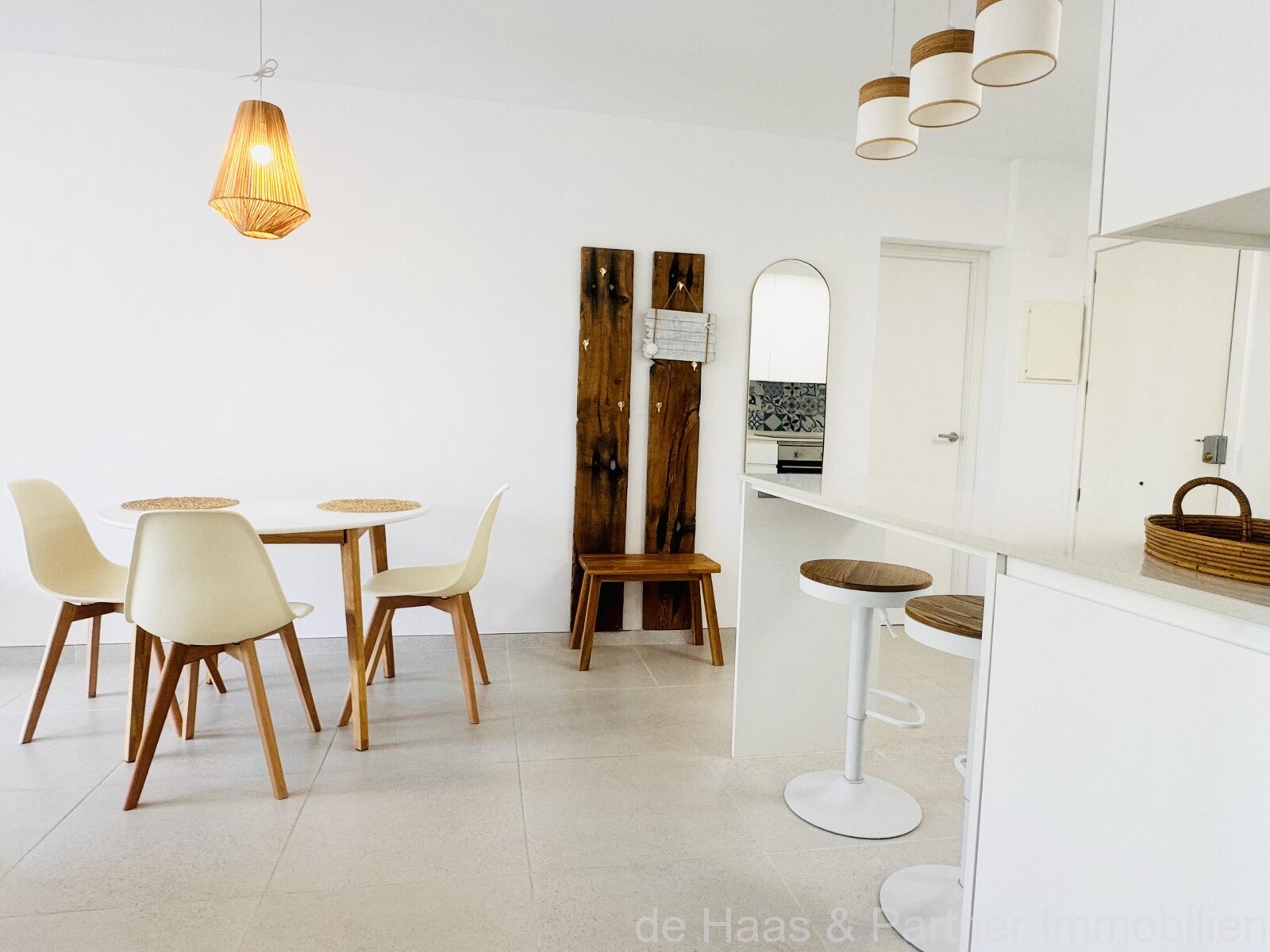 Modernes Apartment mit kleinen Meerblick