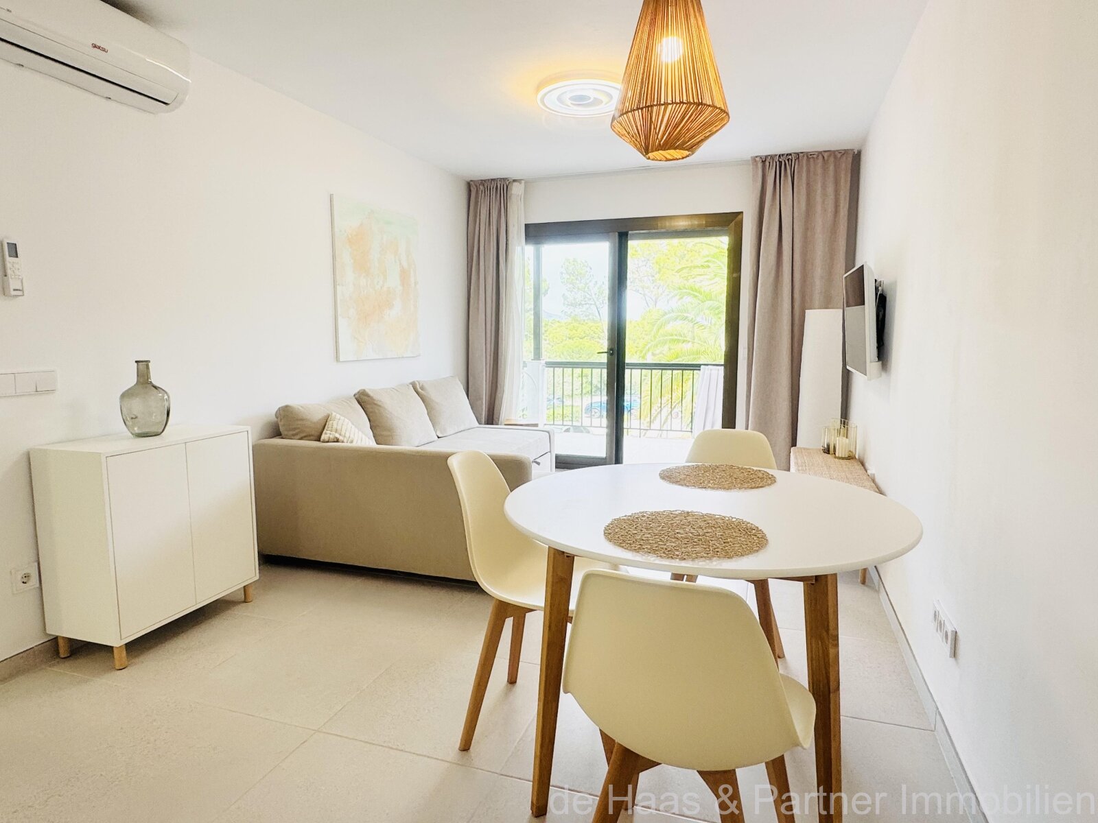 Modernes Apartment mit kleinen Meerblick