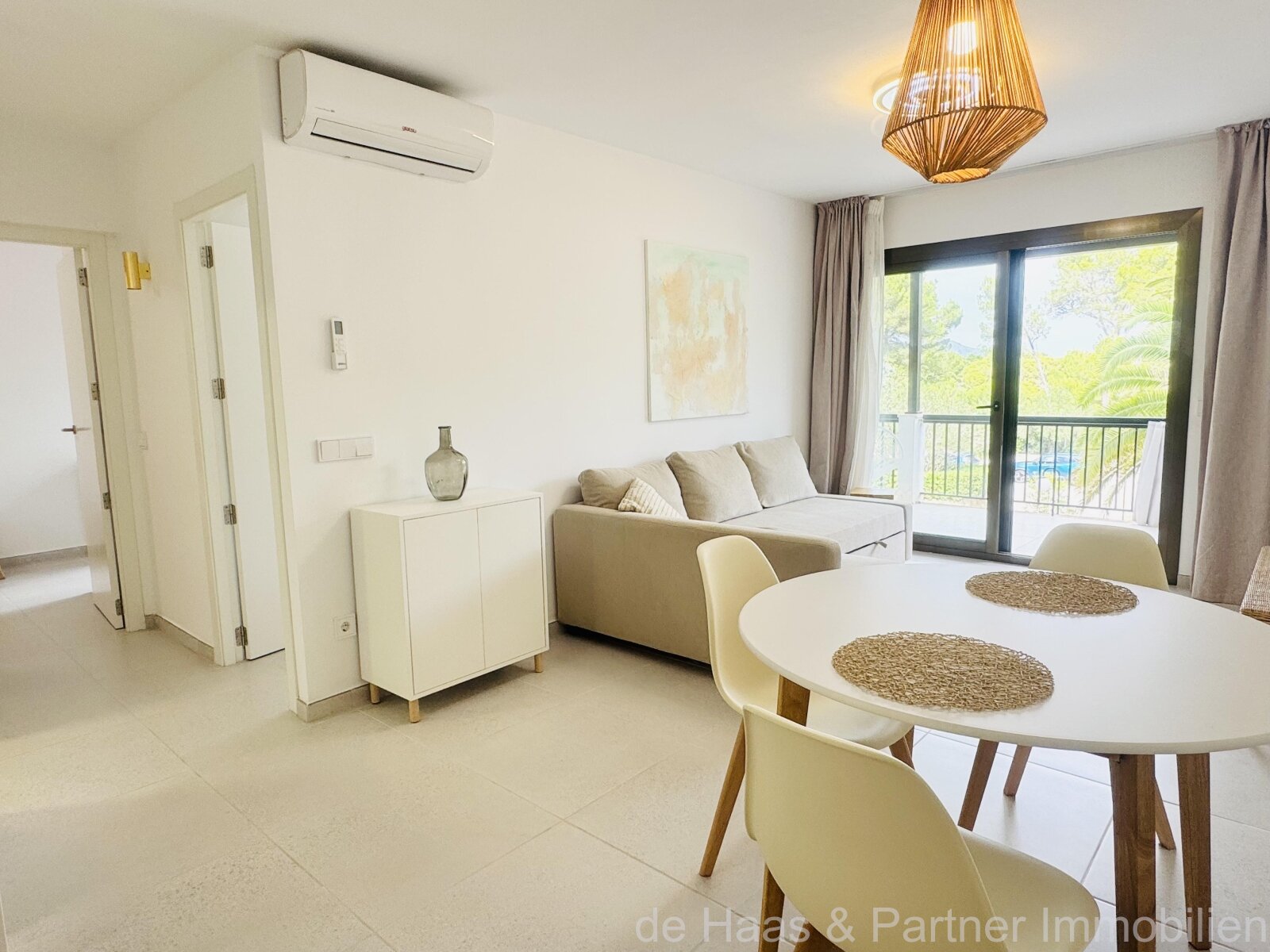 Modernes Apartment mit kleinen Meerblick