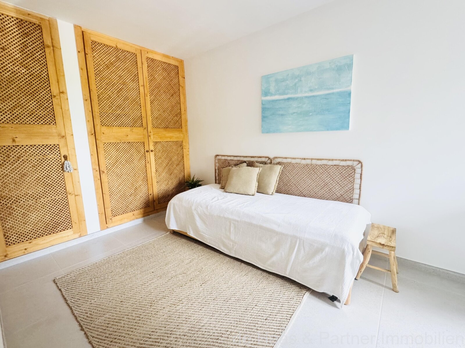 Modernes Apartment mit kleinen Meerblick