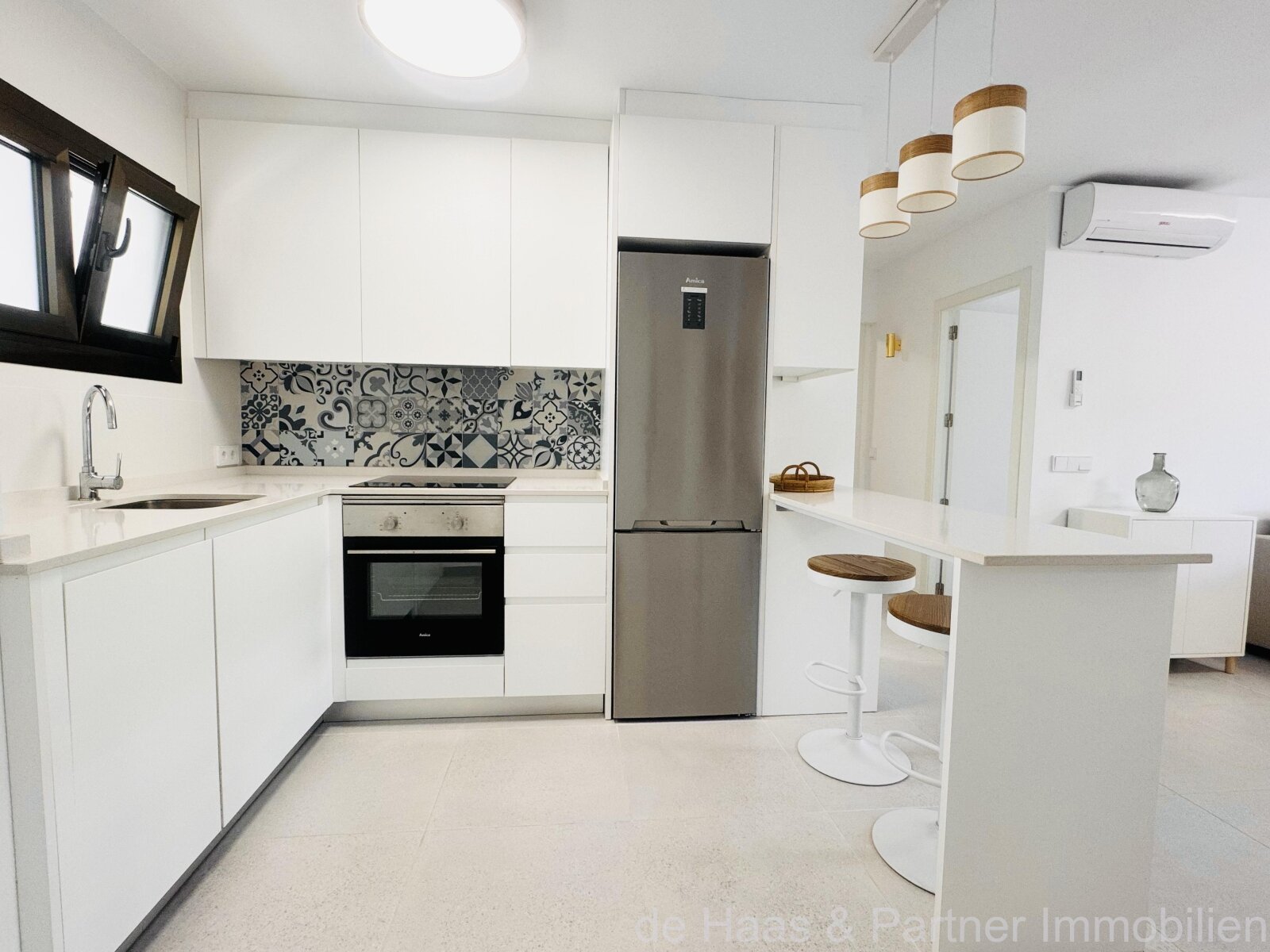 Modernes Apartment mit kleinen Meerblick