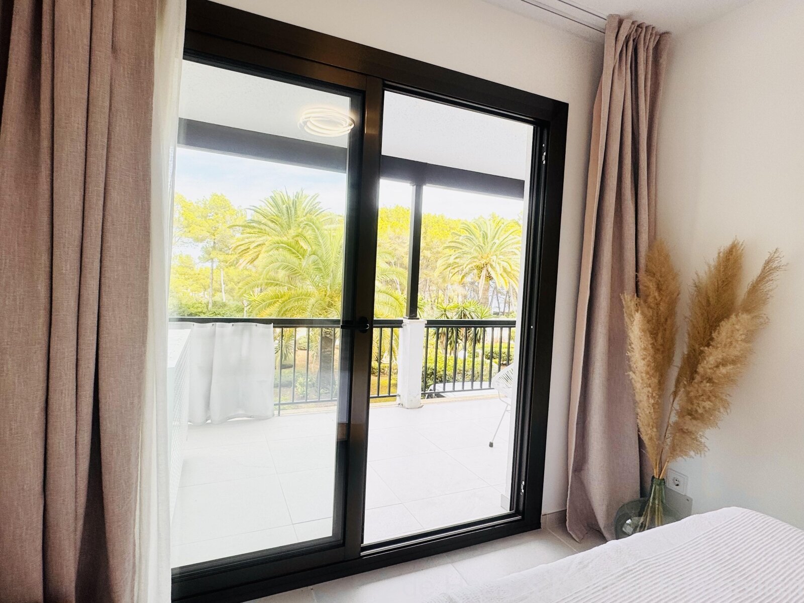 Modernes Apartment mit kleinen Meerblick