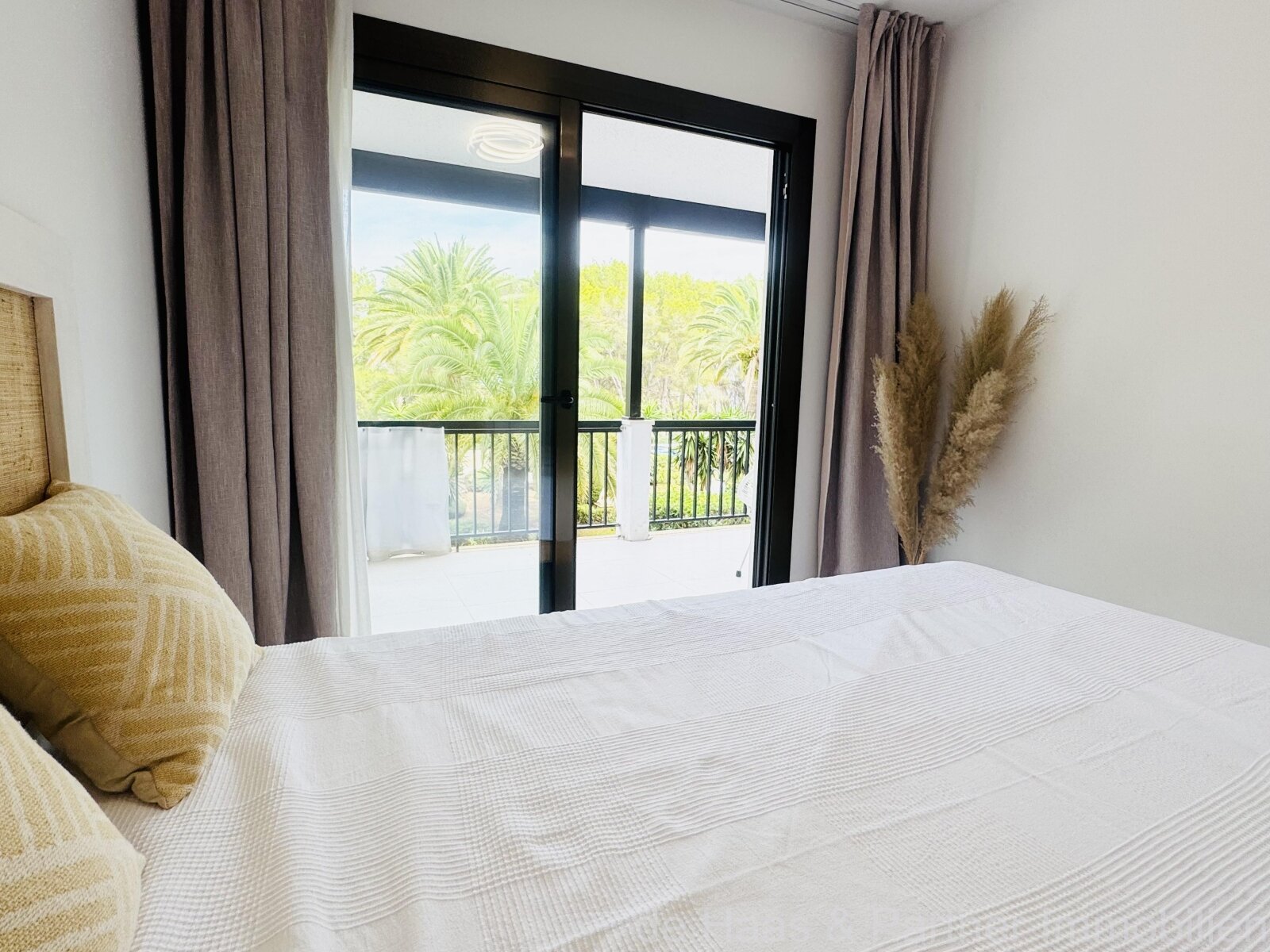 Modernes Apartment mit kleinen Meerblick