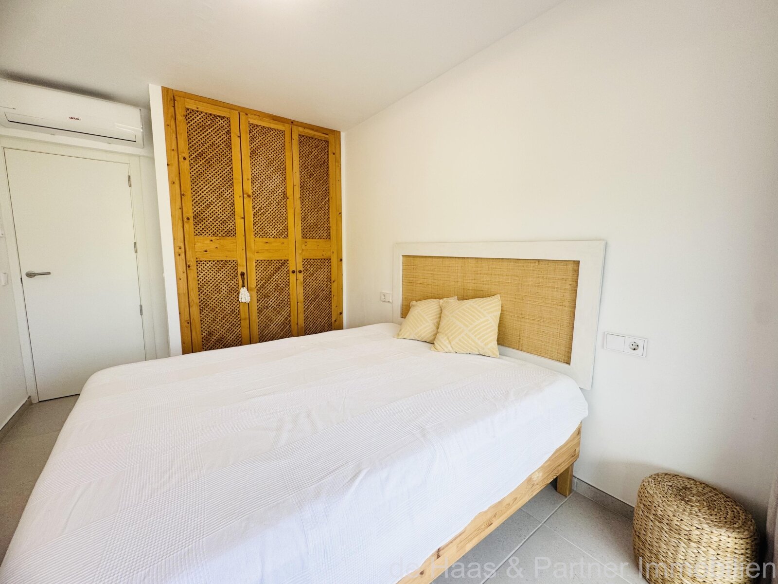 Modernes Apartment mit kleinen Meerblick