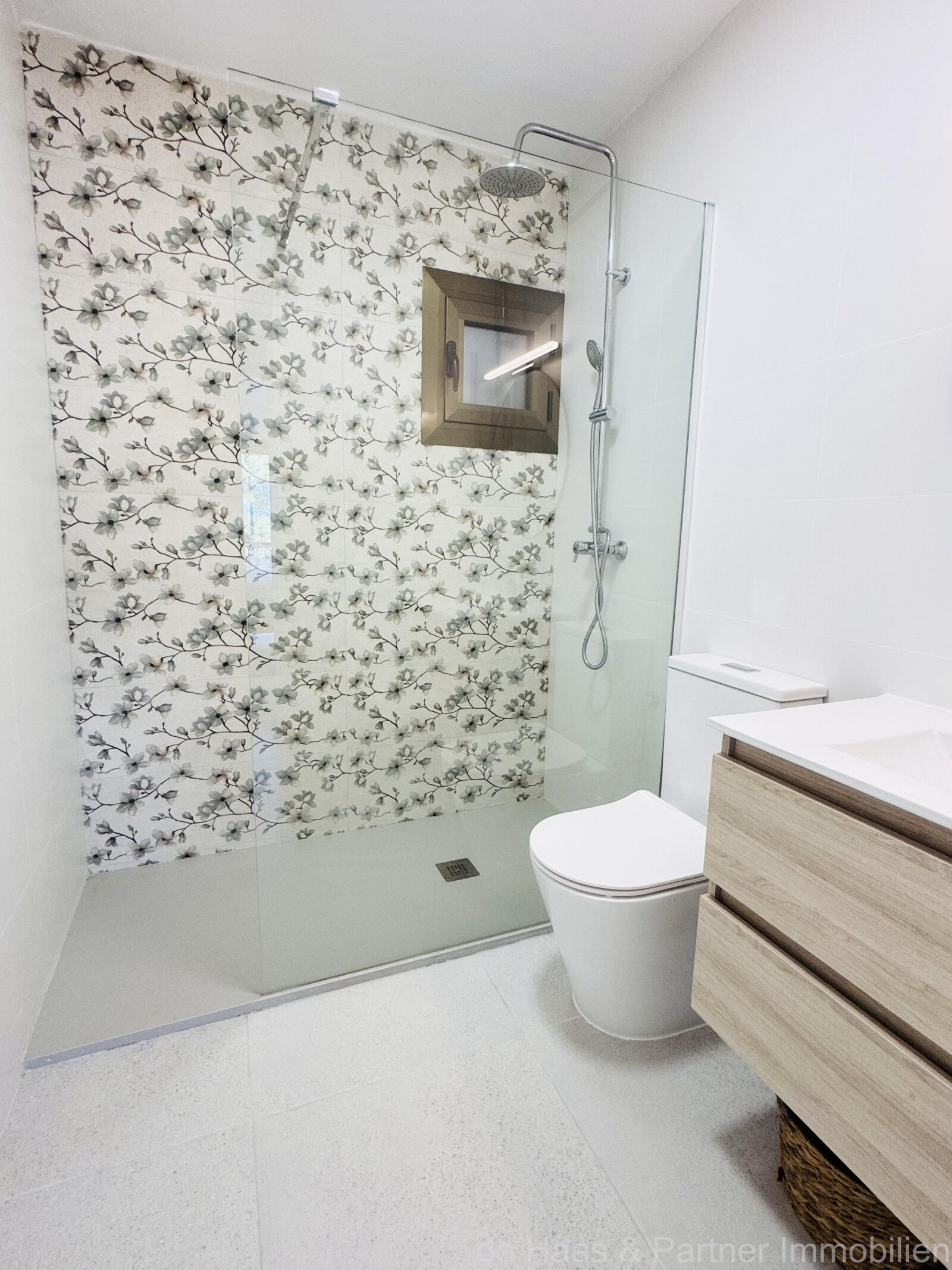 Modernes Apartment mit kleinen Meerblick