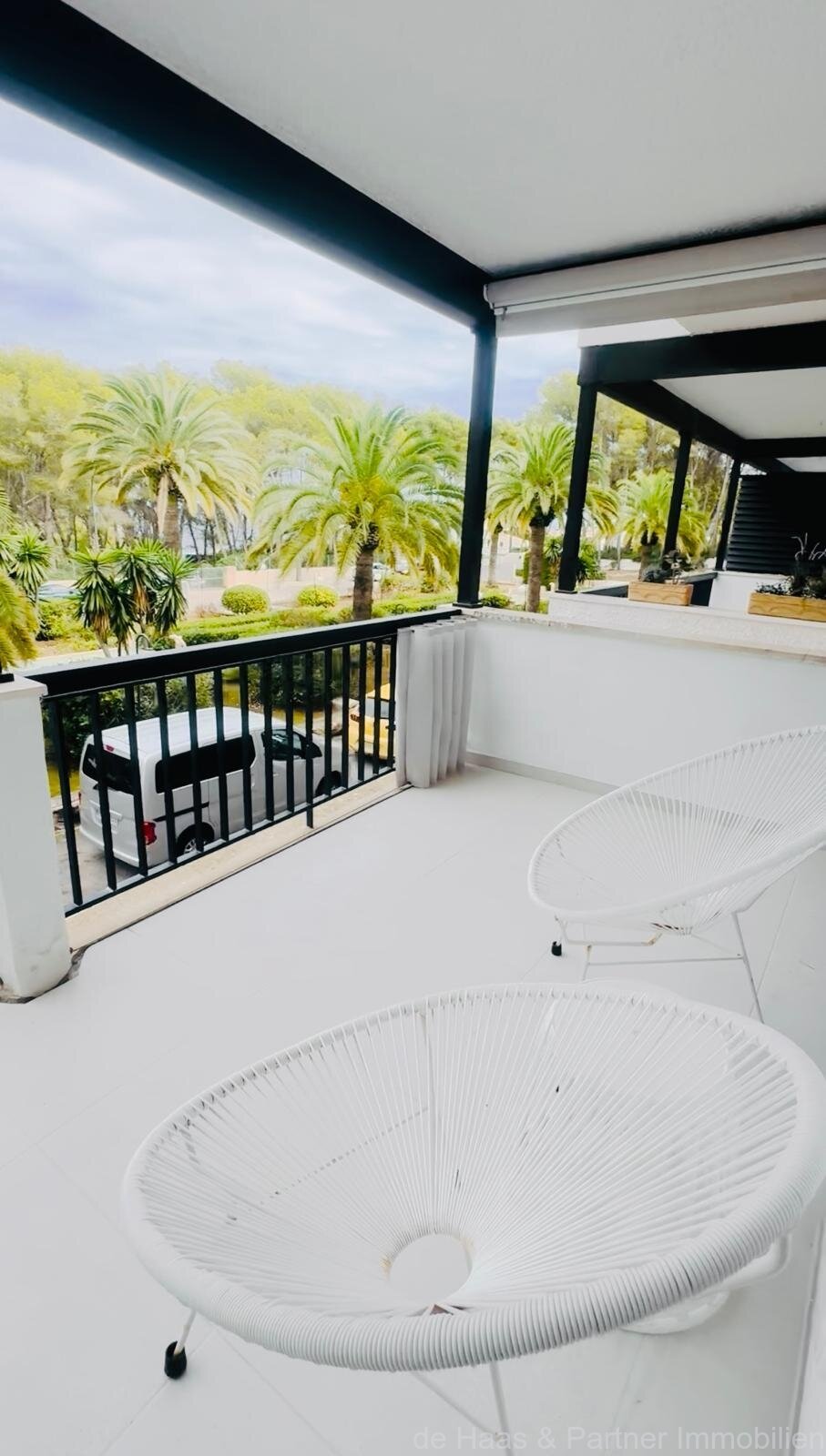 Modernes Apartment mit kleinen Meerblick