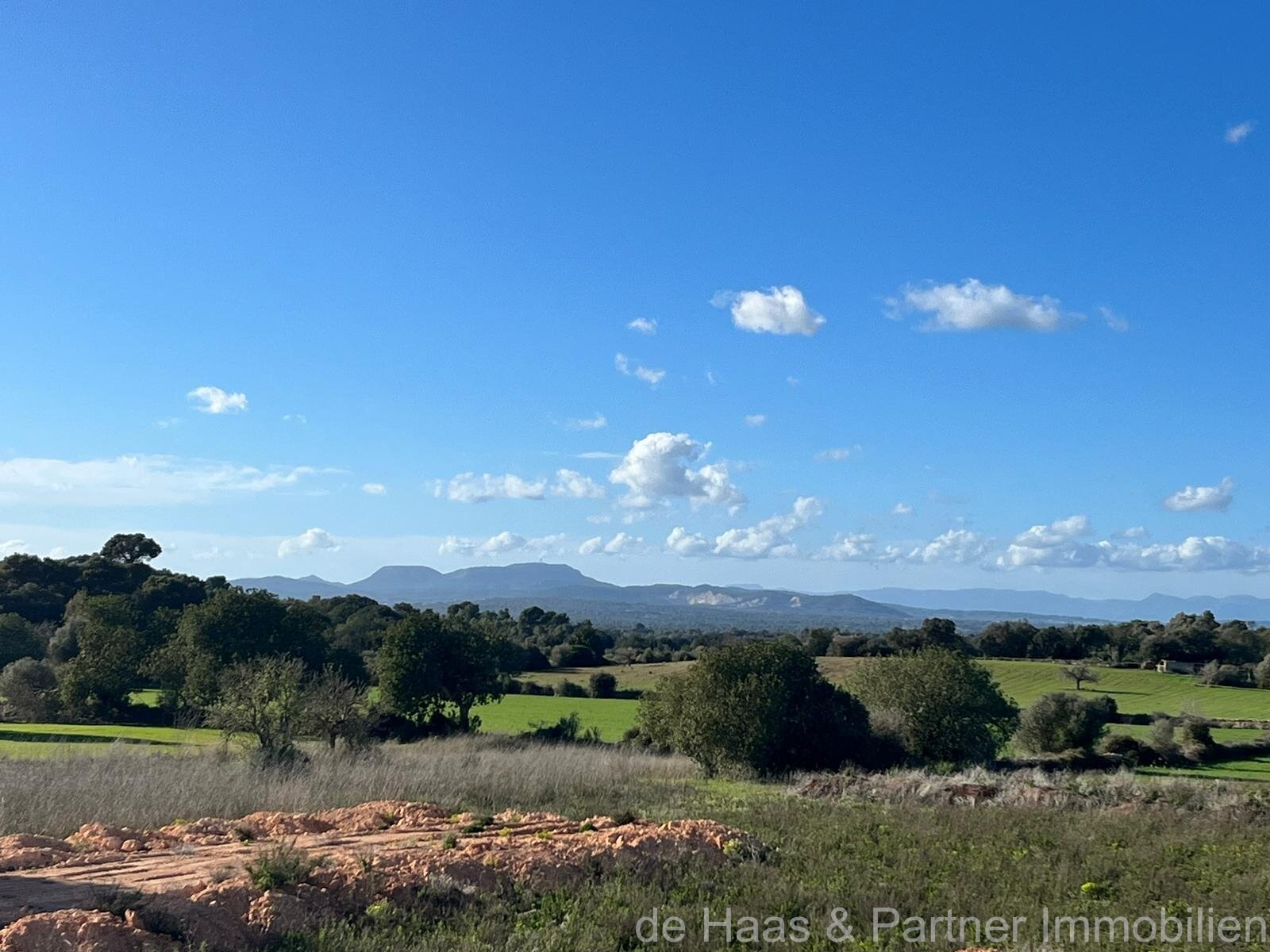 Erstklassige Designervilla mit XL - Pool in traumhafter Landschaft