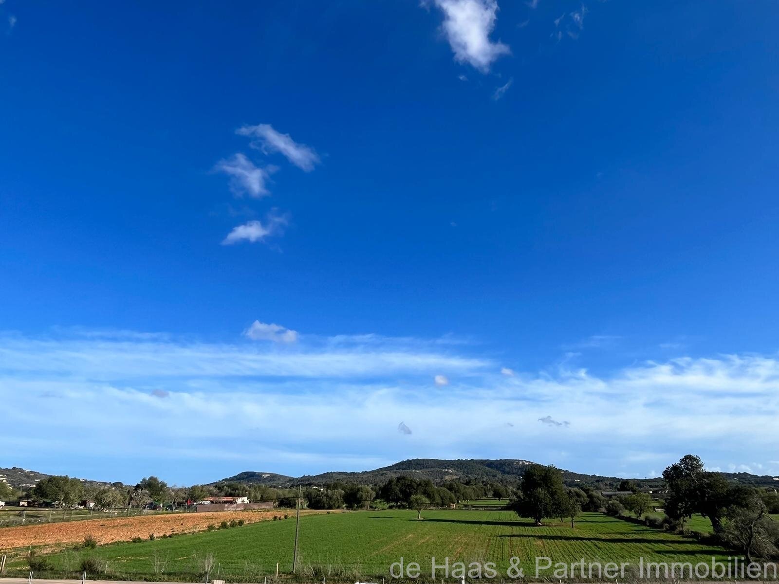 Erstklassige Designervilla mit XL - Pool in traumhafter Landschaft