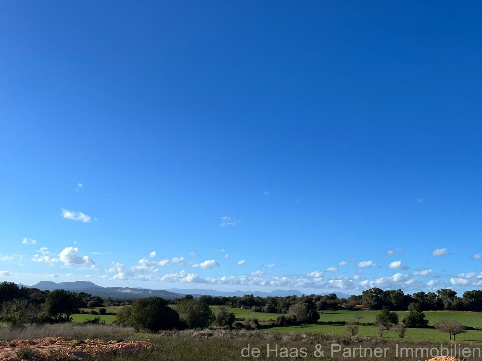 Erstklassige Designervilla mit XL - Pool in traumhafter Landschaft