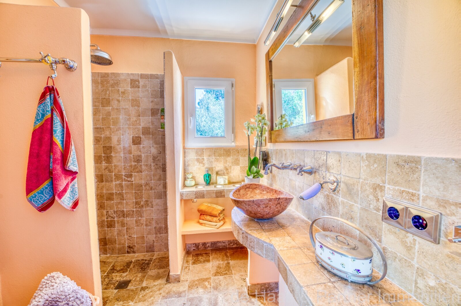 Chalet mit großem Pool und nur 100m vom Meer