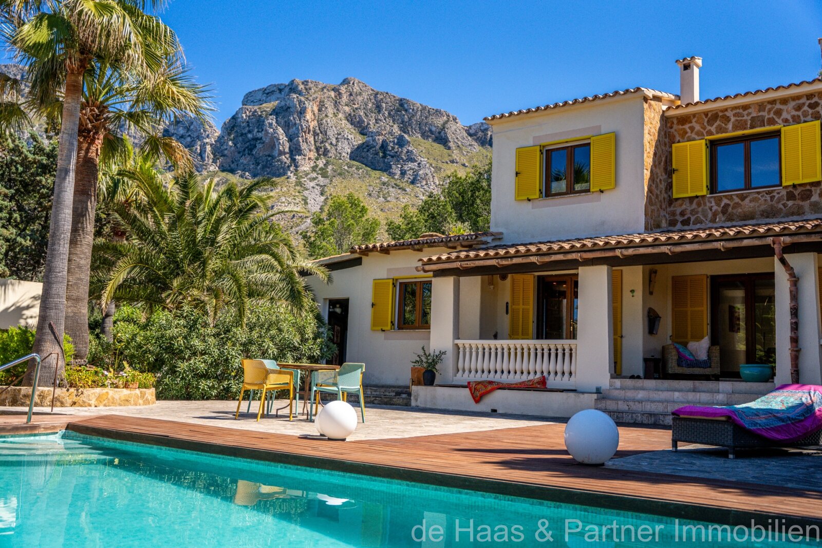 Chalet mit großem Pool und nur 100m vom Meer