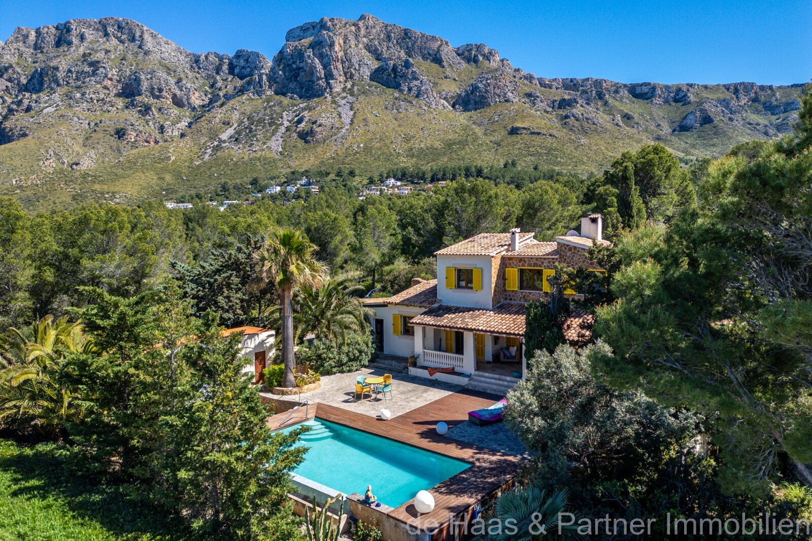 Chalet mit großem Pool und nur 100m vom Meer