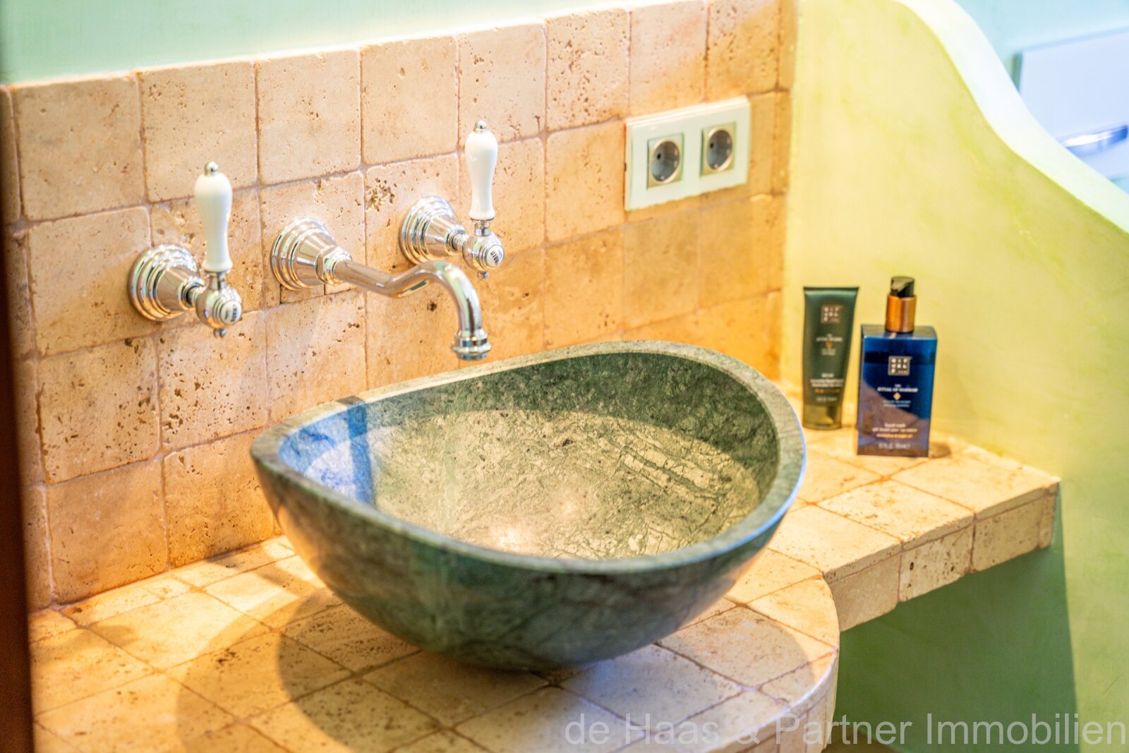 Chalet mit großem Pool und nur 100m vom Meer