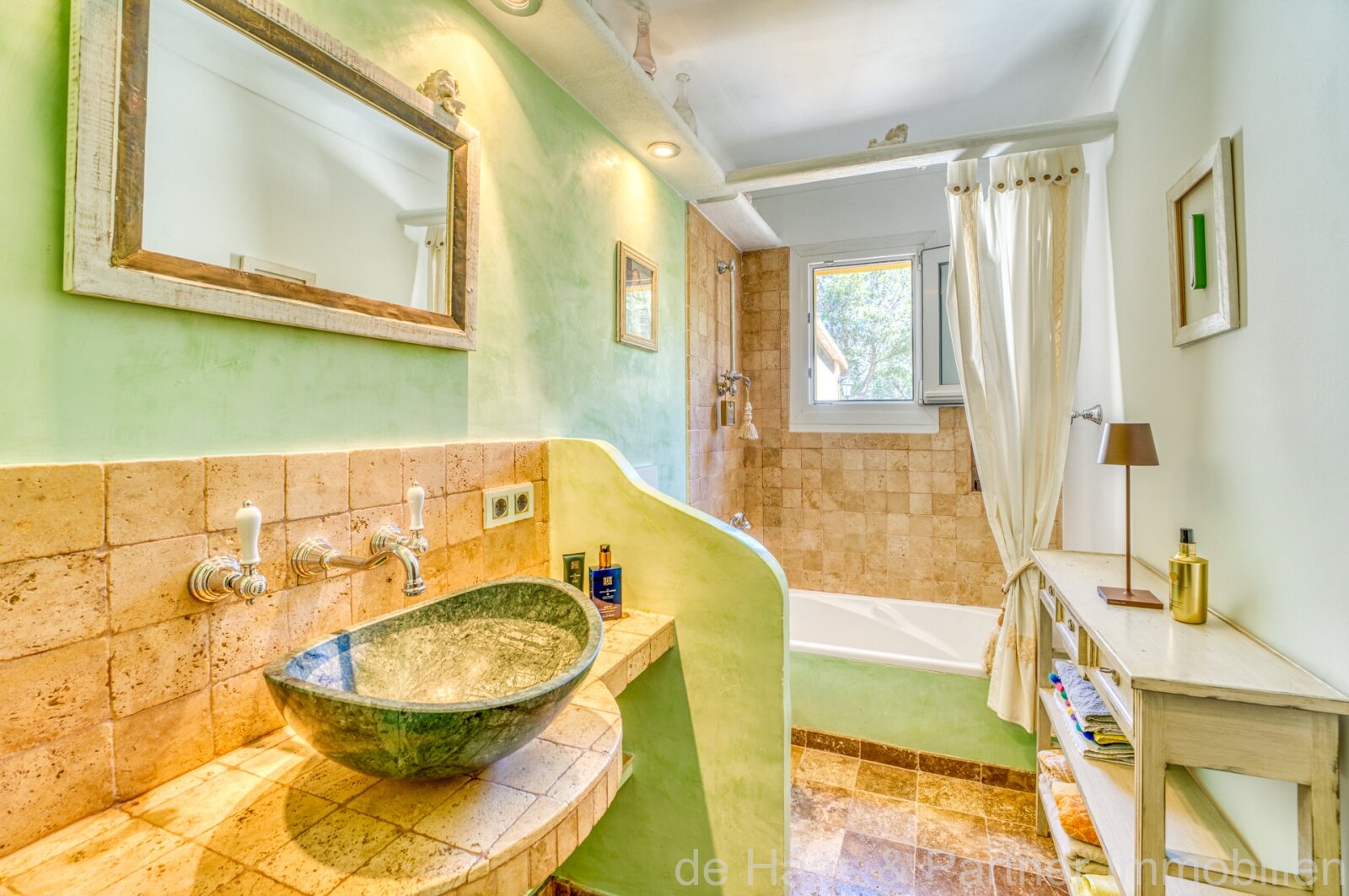 Chalet mit großem Pool und nur 100m vom Meer