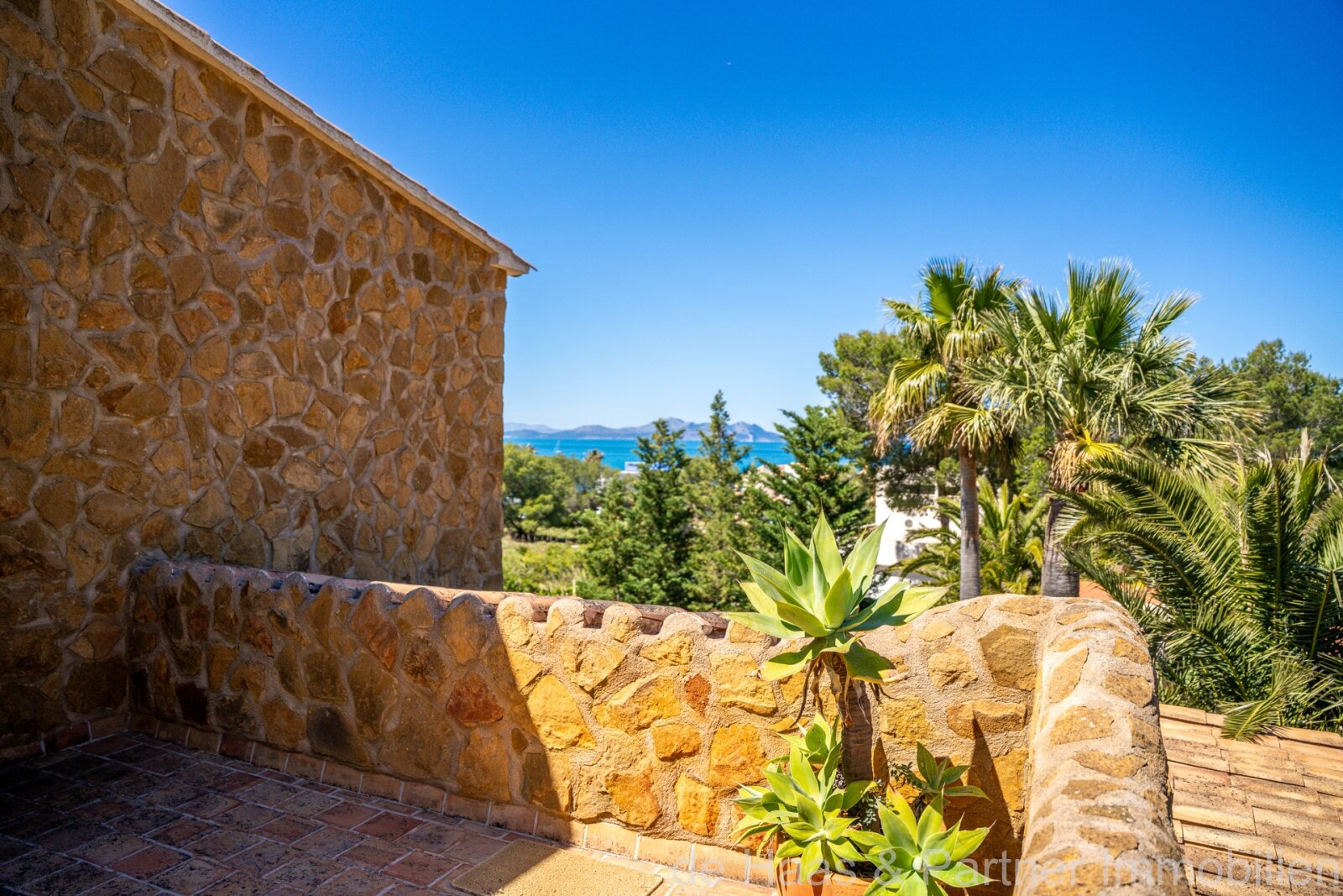 Chalet mit großem Pool und nur 100m vom Meer