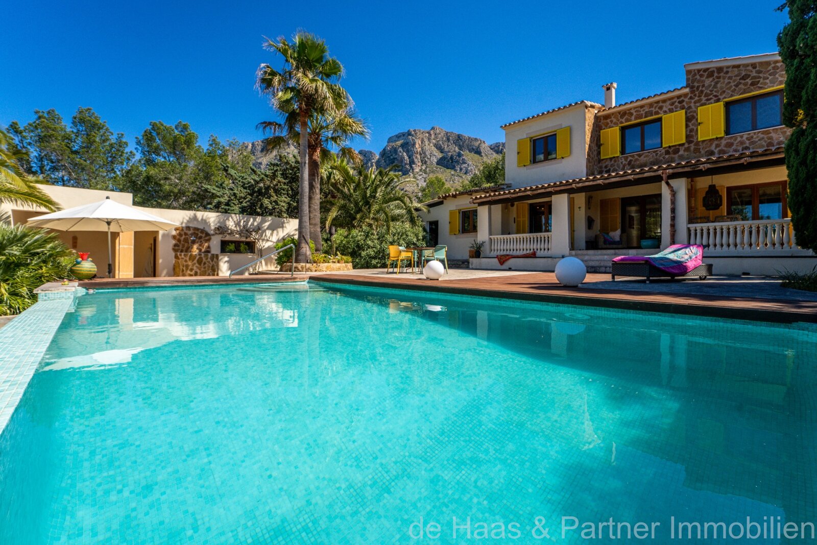 Chalet mit großem Pool und nur 100m vom Meer