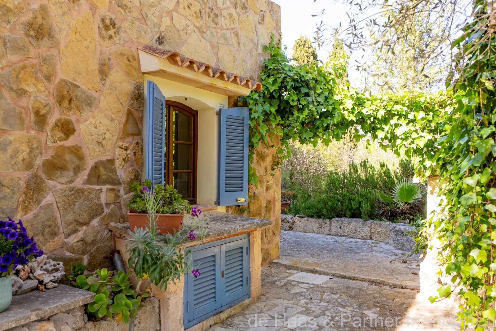 Große mallorquinische Familienfinca mit Fernmeerblick, viel Garten, Zitronenbäumen und einer kleinen Casita 