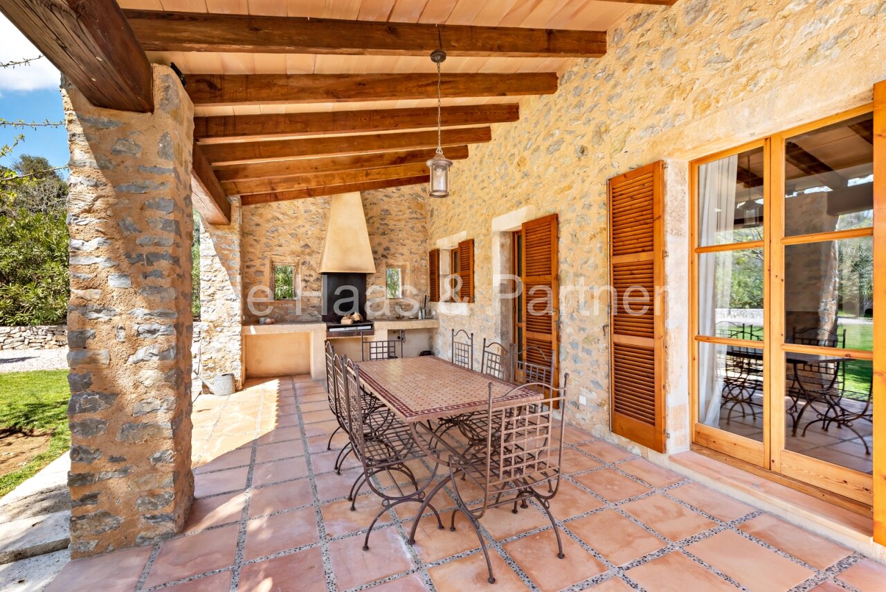 Exzellente Naturstein-Finca mit mediterranem Garten und Vermietlizenz