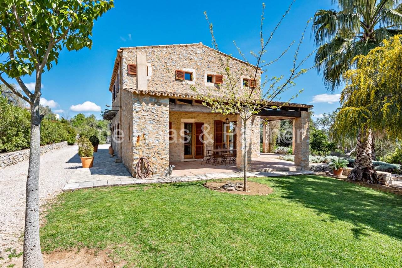 Exzellente Naturstein-Finca mit mediterranem Garten und Vermietlizenz