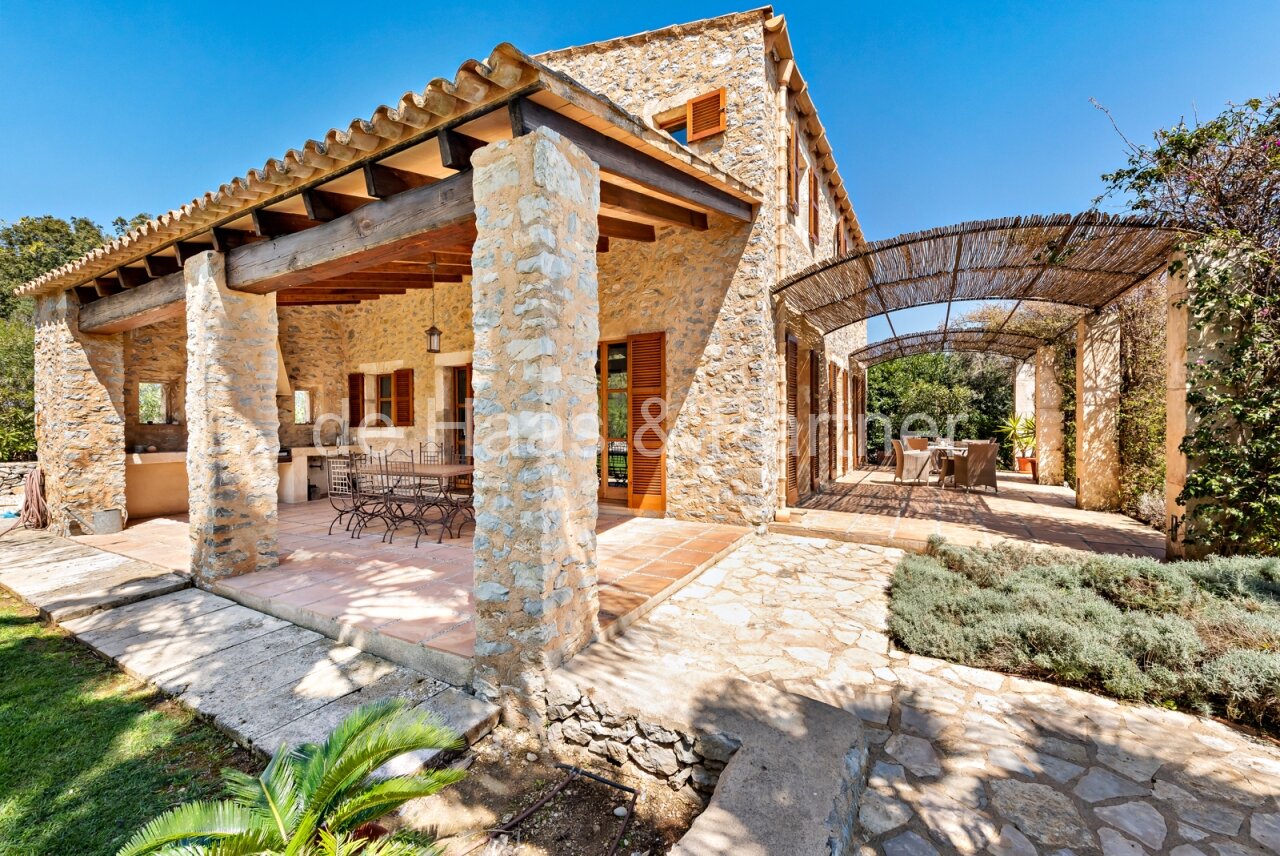 Exzellente Naturstein-Finca mit mediterranem Garten und Vermietlizenz