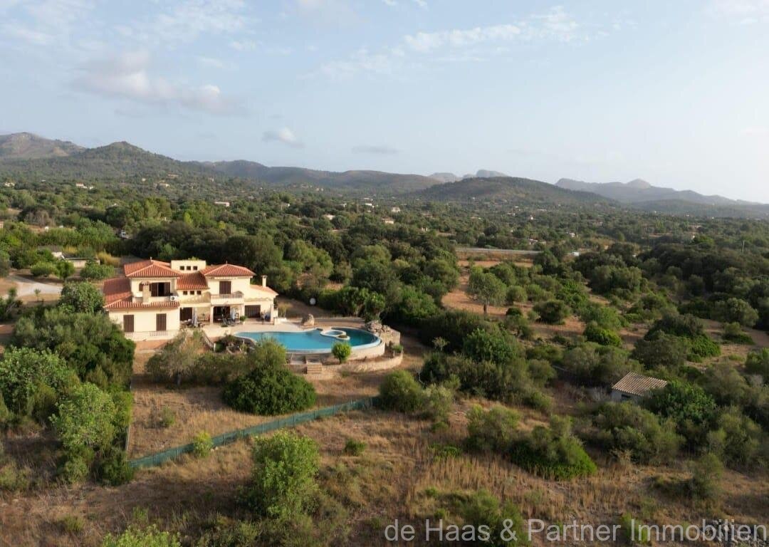 Finca-Villa fußläufig zum Dorf mit großem Pool und Panoramablick
