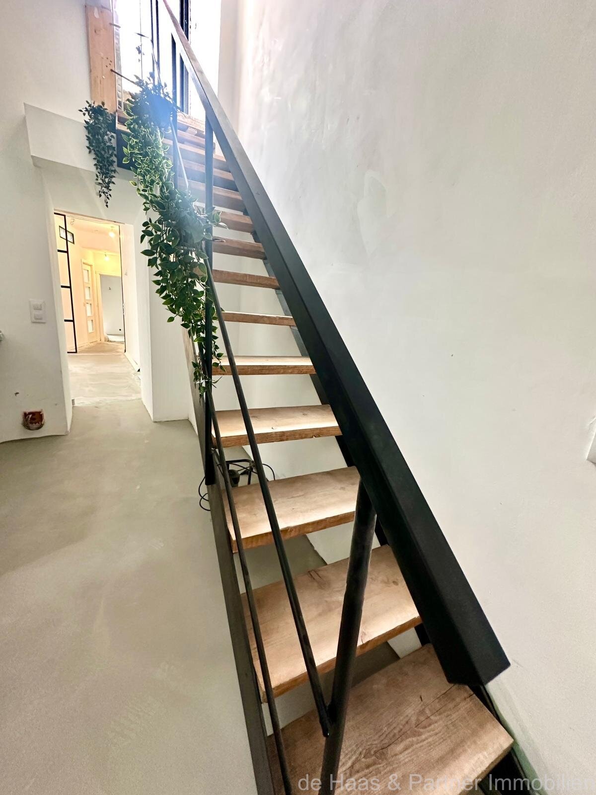 Stilvoll sanierte Duplex-Wohnung mit Blick auf die Kirche