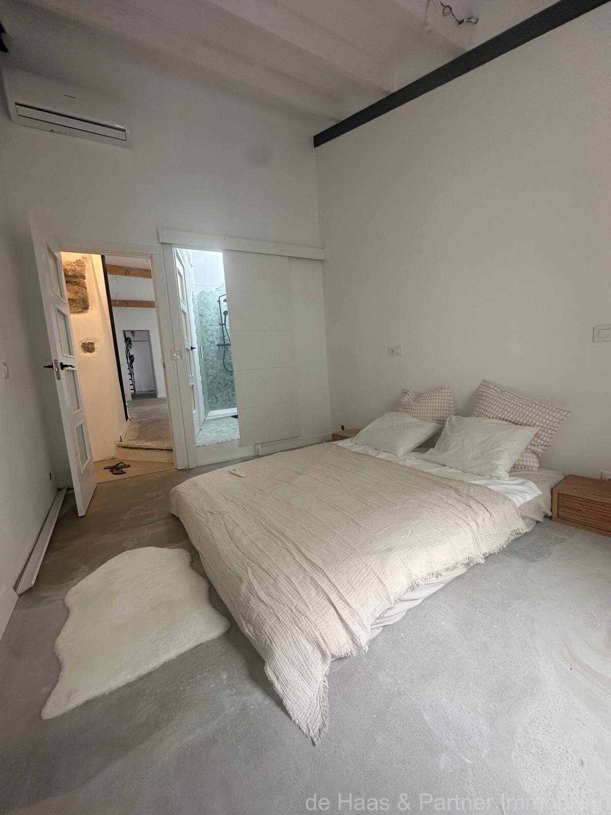 Stilvoll sanierte Duplex-Wohnung mit Blick auf die Kirche