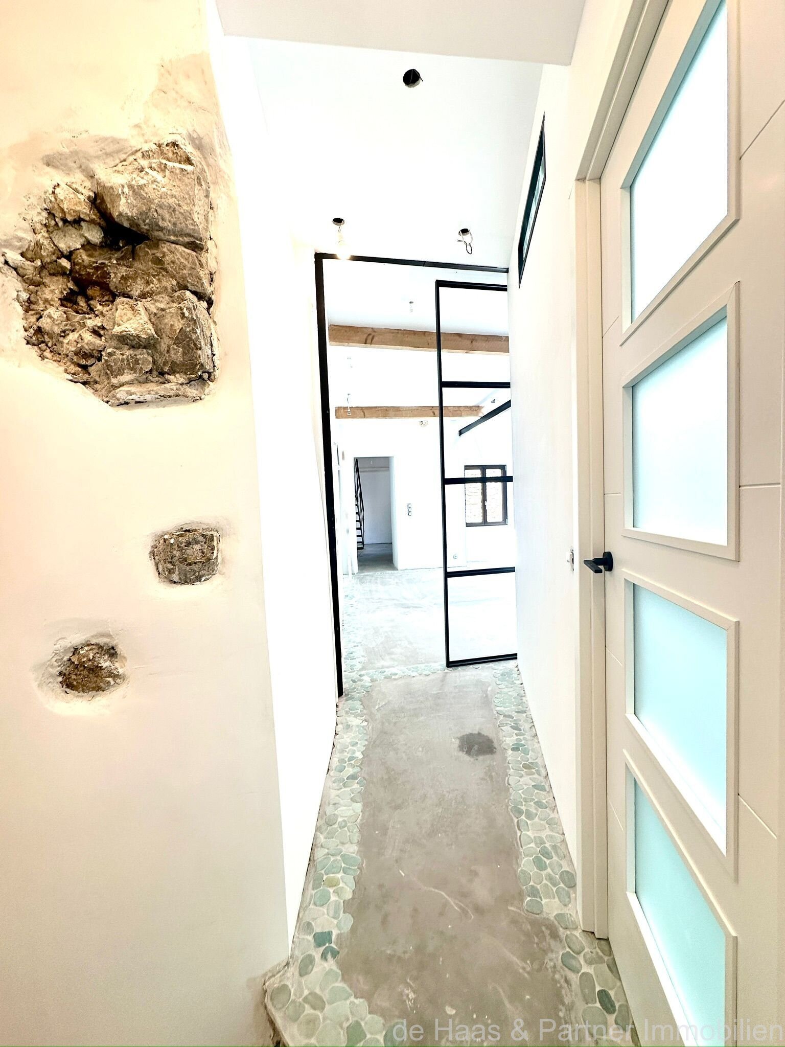 Stilvoll sanierte Duplex-Wohnung mit Blick auf die Kirche