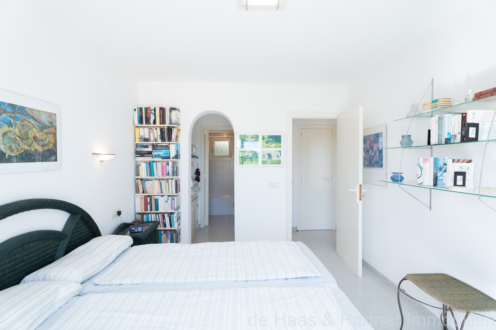 Beautiful apartment with sea view and small garden