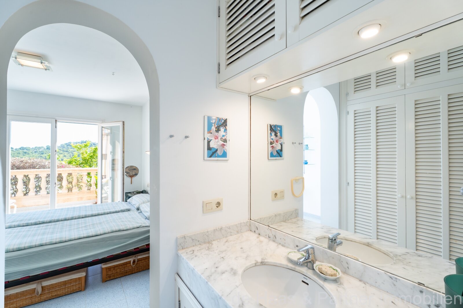 Beautiful apartment with sea view and small garden