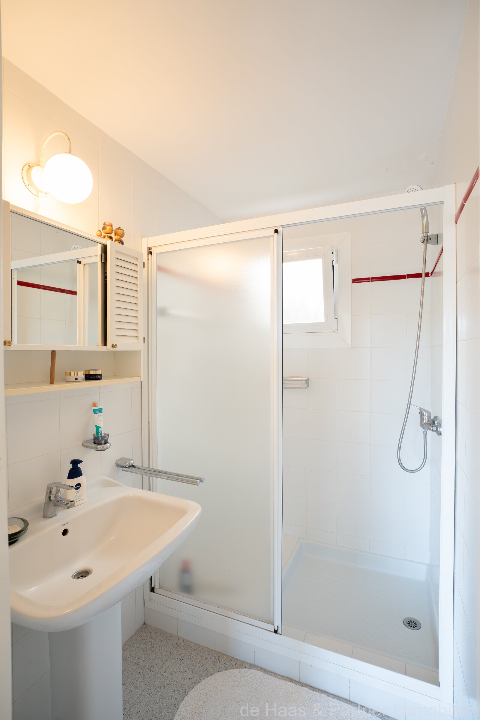 Beautiful apartment with sea view and small garden