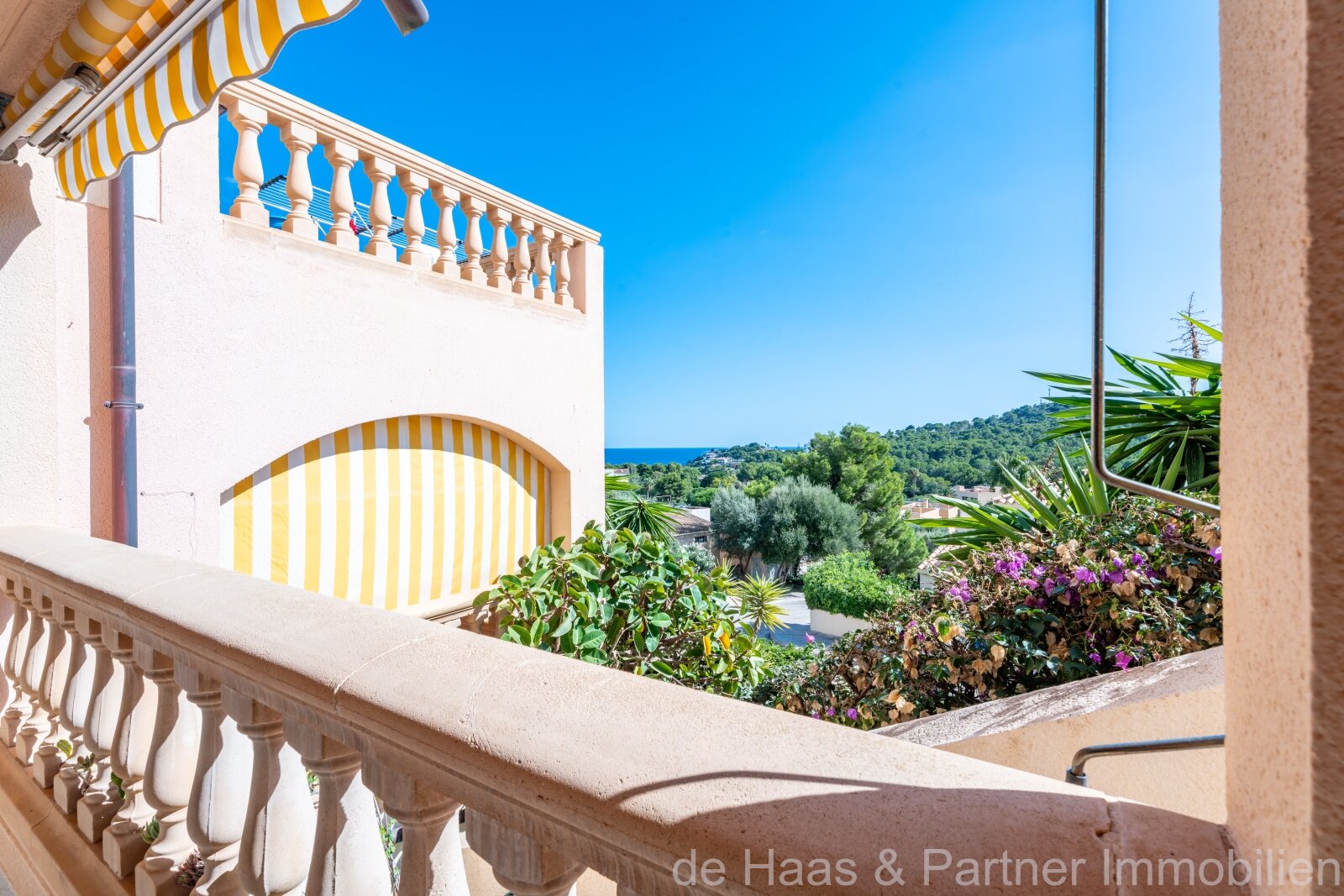 Beautiful apartment with sea view and small garden