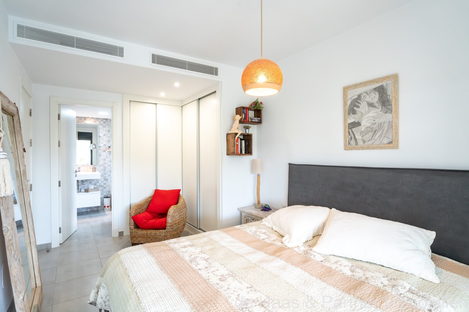 Lovingly furnished ground floor flat with garden in a residential complex