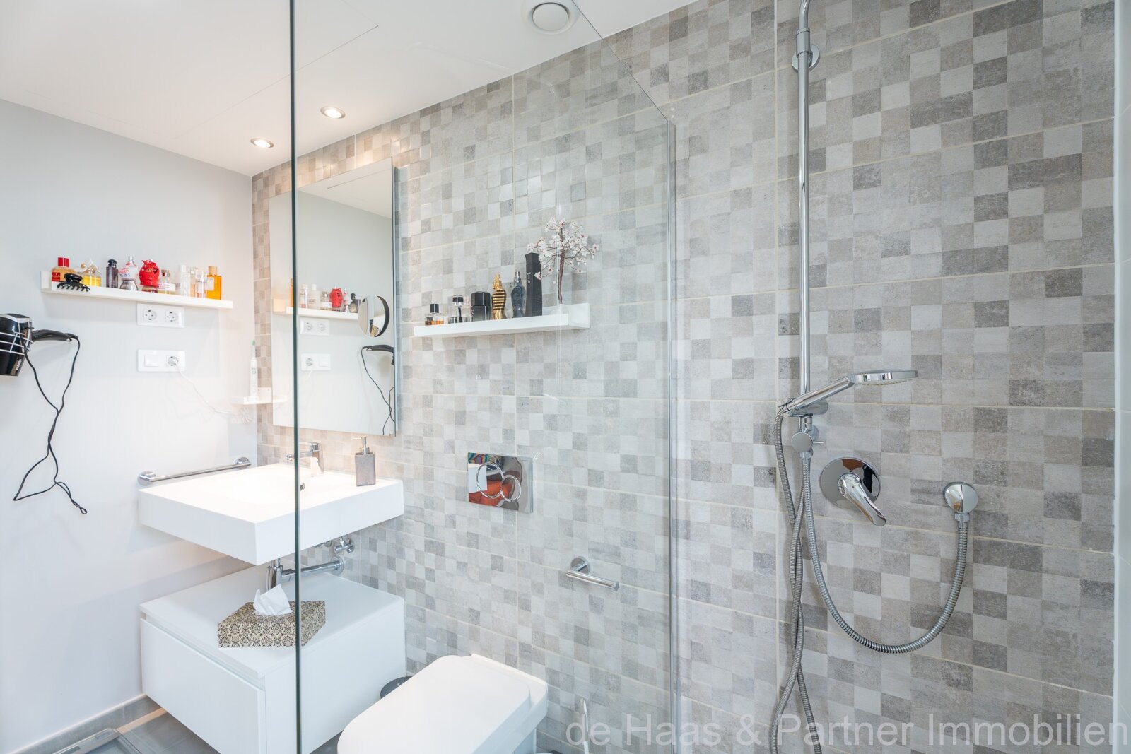 Lovingly furnished ground floor flat with garden in a residential complex