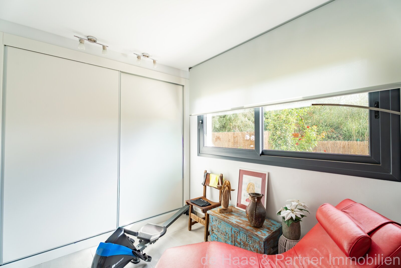 Lovingly furnished ground floor flat with garden in a residential complex