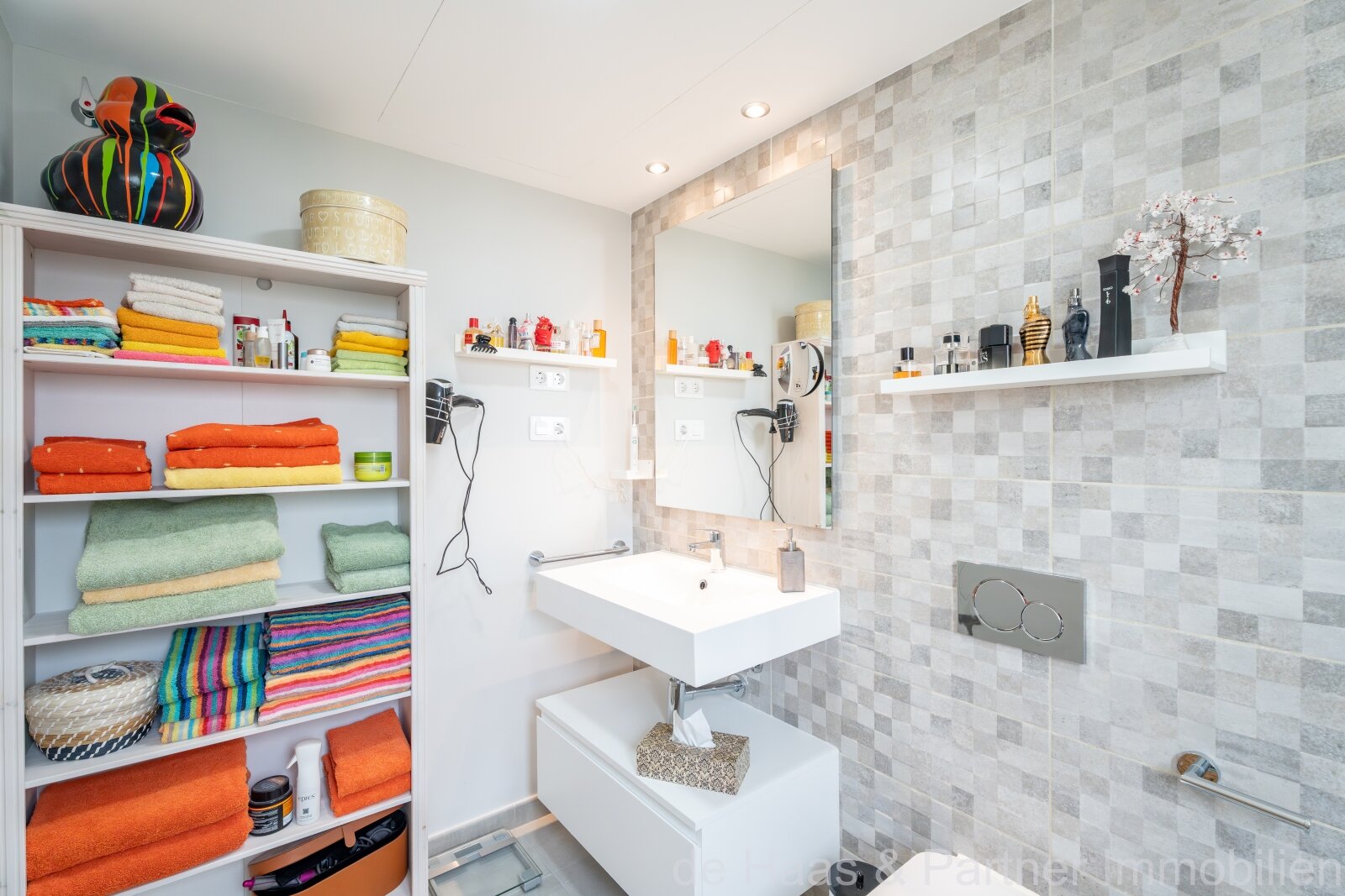 Lovingly furnished ground floor flat with garden in a residential complex