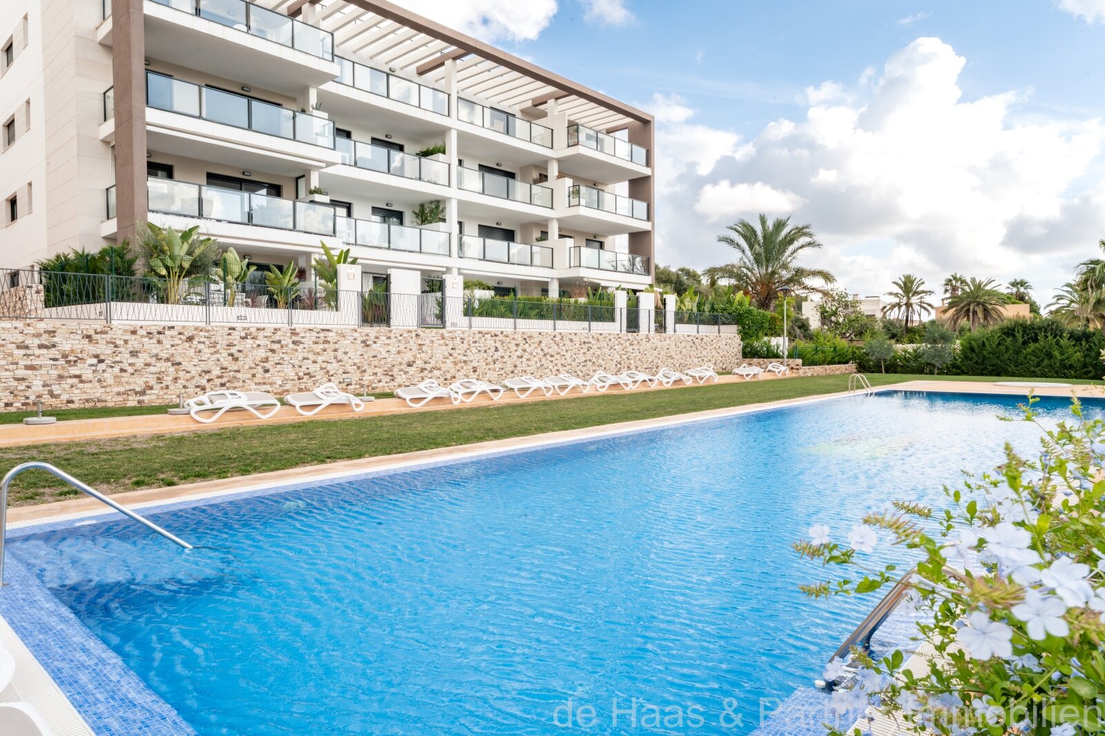 Lovingly furnished ground floor flat with garden in a residential complex