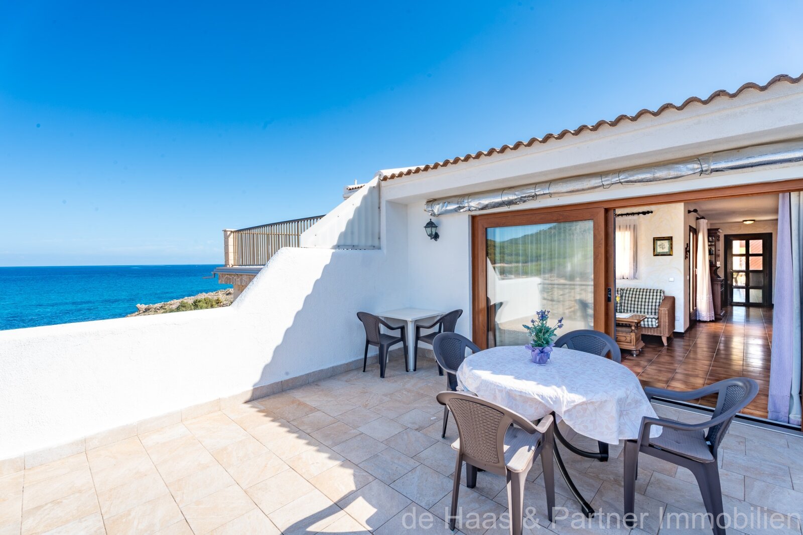 Great terraced house with sea views and three terraces 