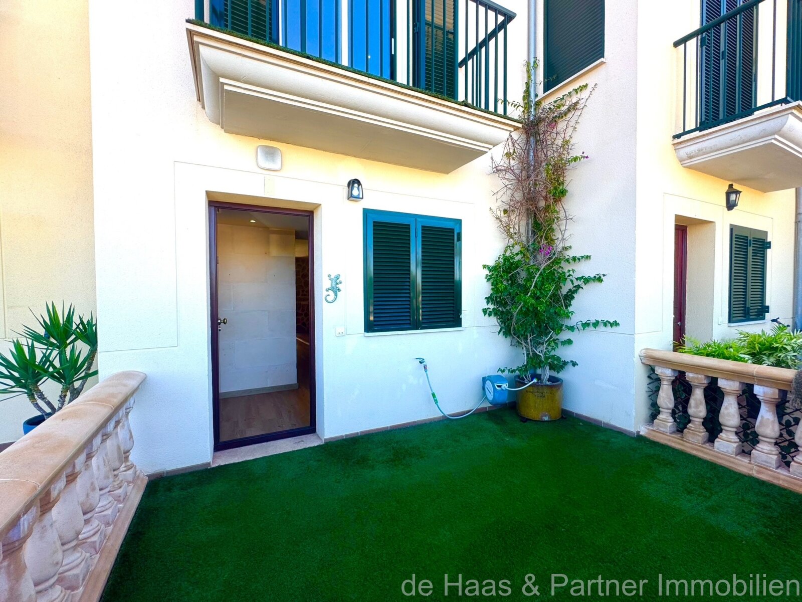 Modern terraced house with pool and small sea view in a central location