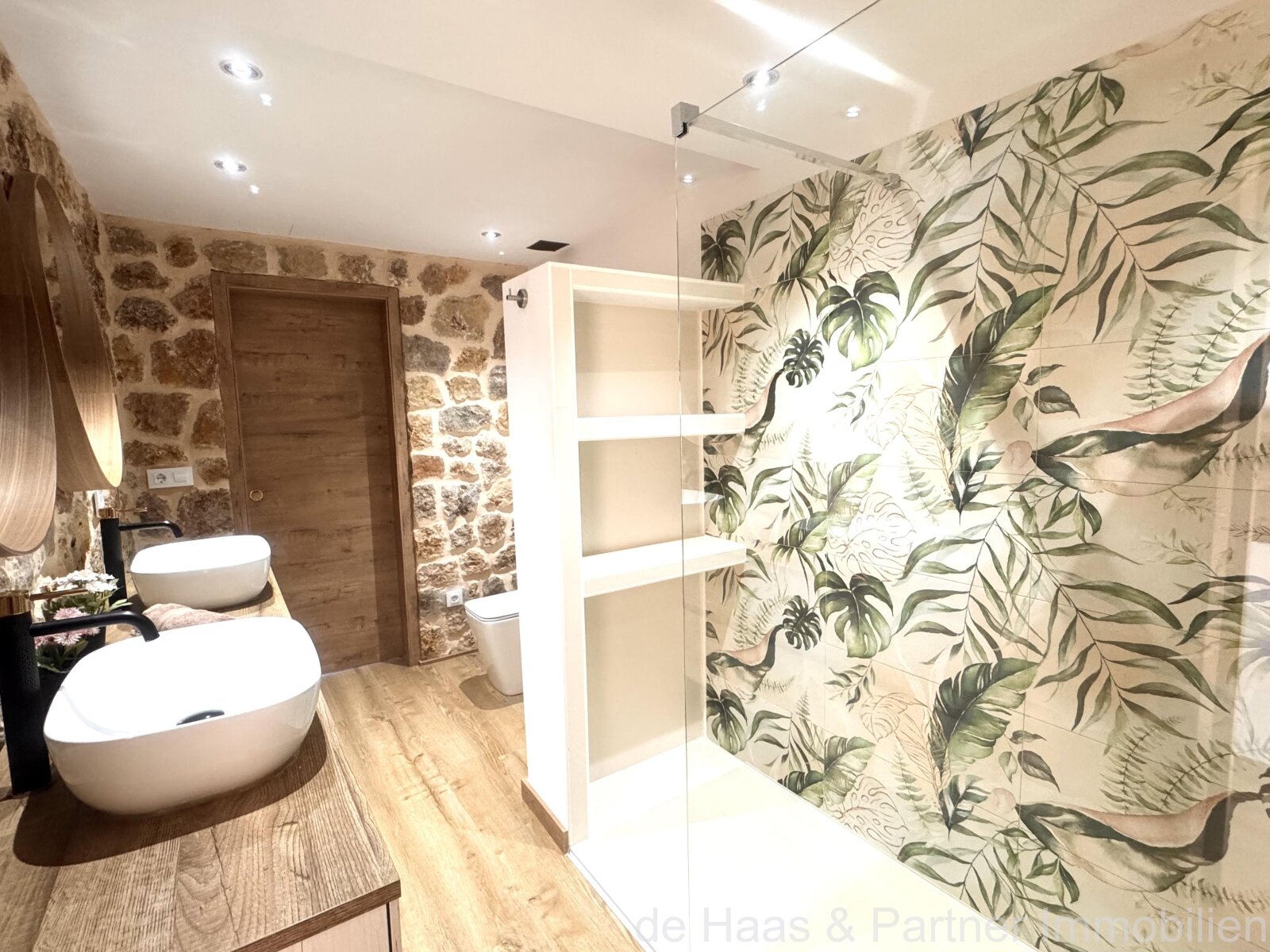 Modern terraced house with pool and small sea view in a central location