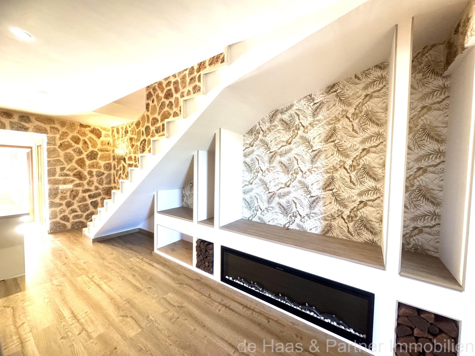 Modern terraced house with pool and small sea view in a central location