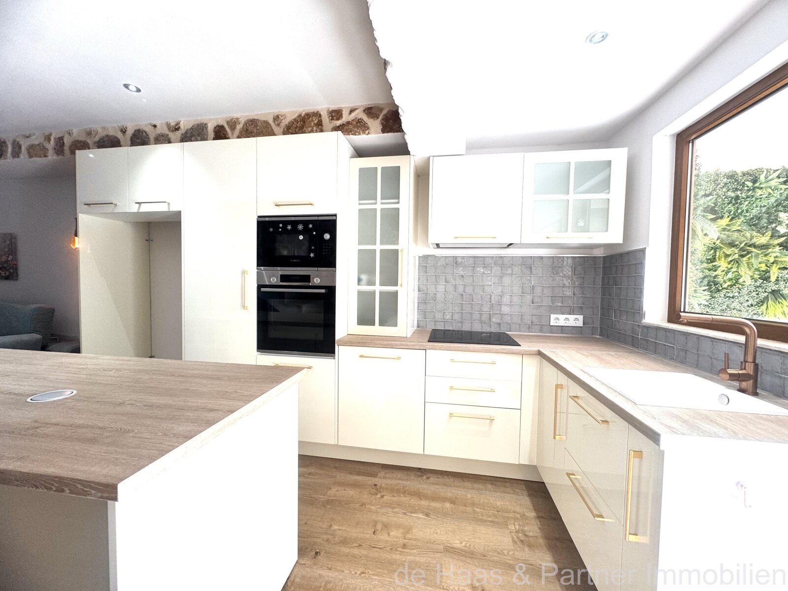 Modern terraced house with pool and small sea view in a central location