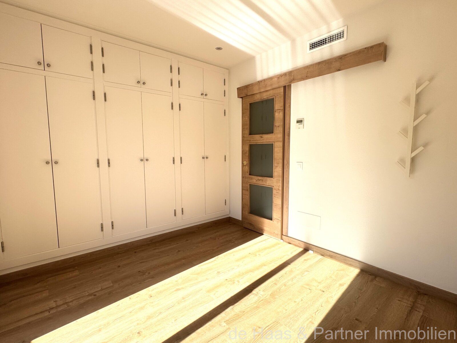 Modern terraced house with pool and small sea view in a central location