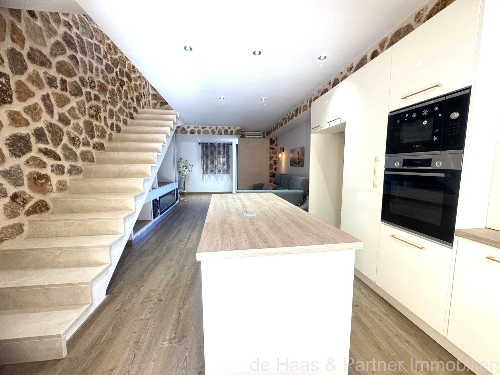 Modern terraced house with pool and small sea view in a central location