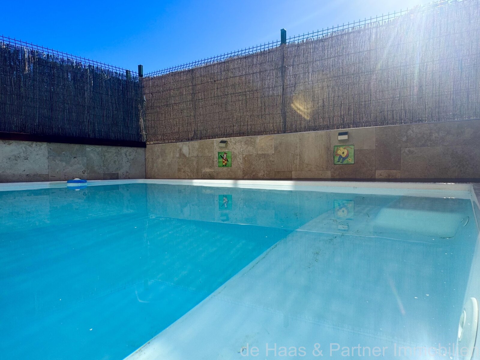 Modern terraced house with pool and small sea view in a central location