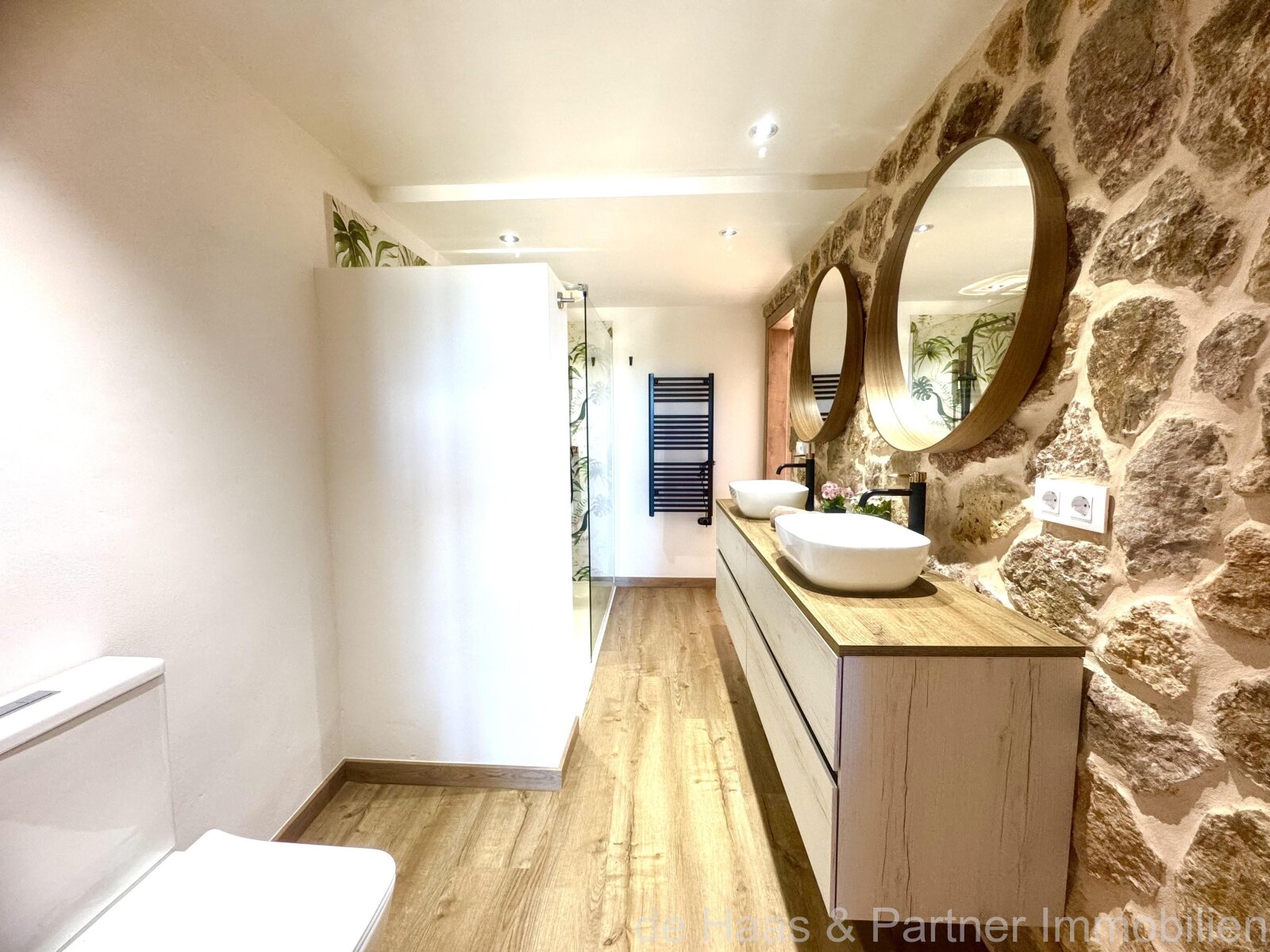 Modern terraced house with pool and small sea view in a central location