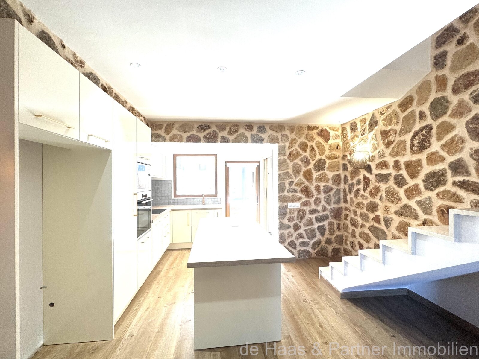 Modern terraced house with pool and small sea view in a central location