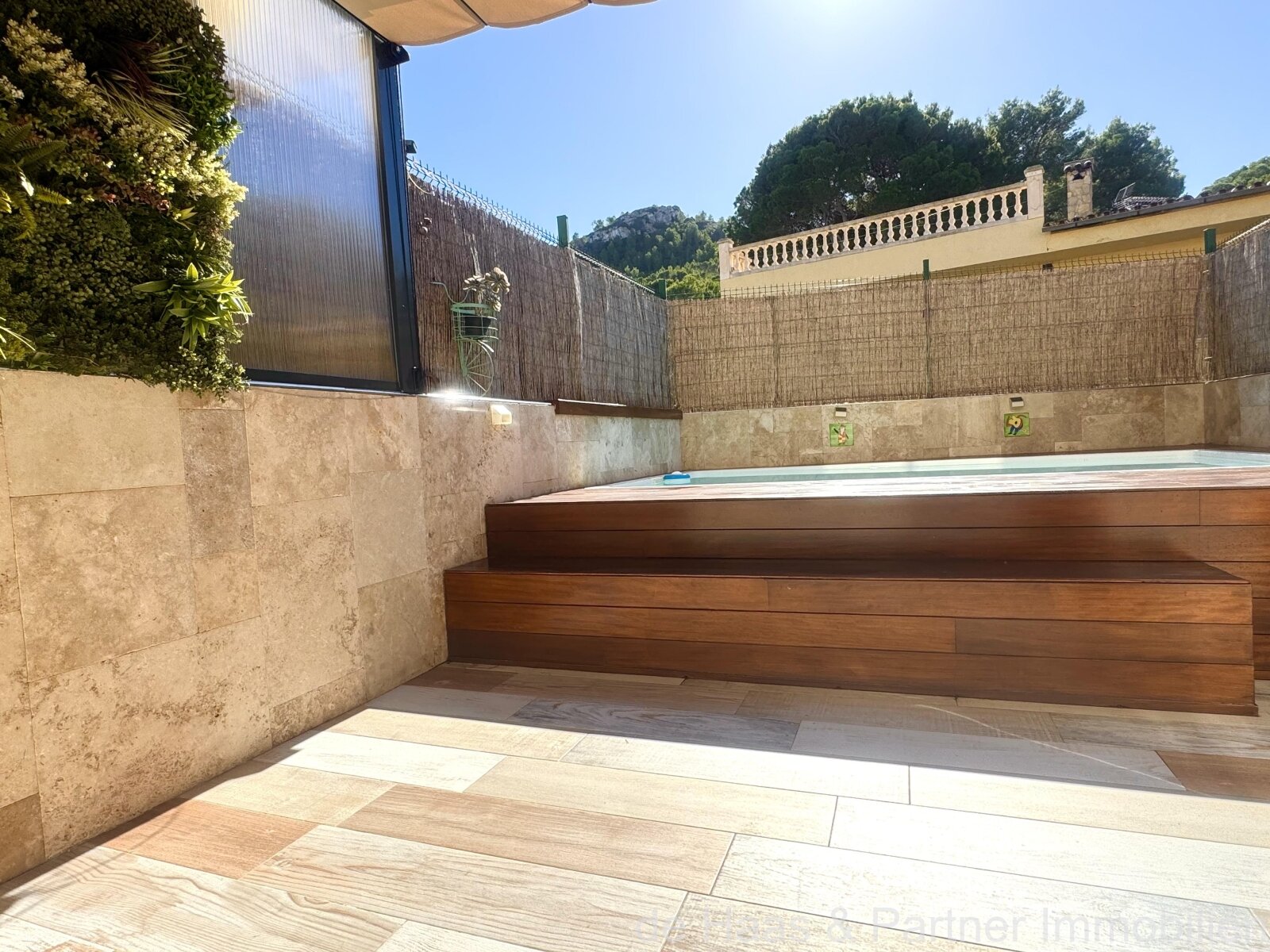 Modern terraced house with pool and small sea view in a central location